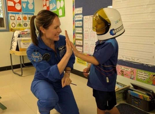 Katherine Bennell-Pegg with school student in Northern Territory