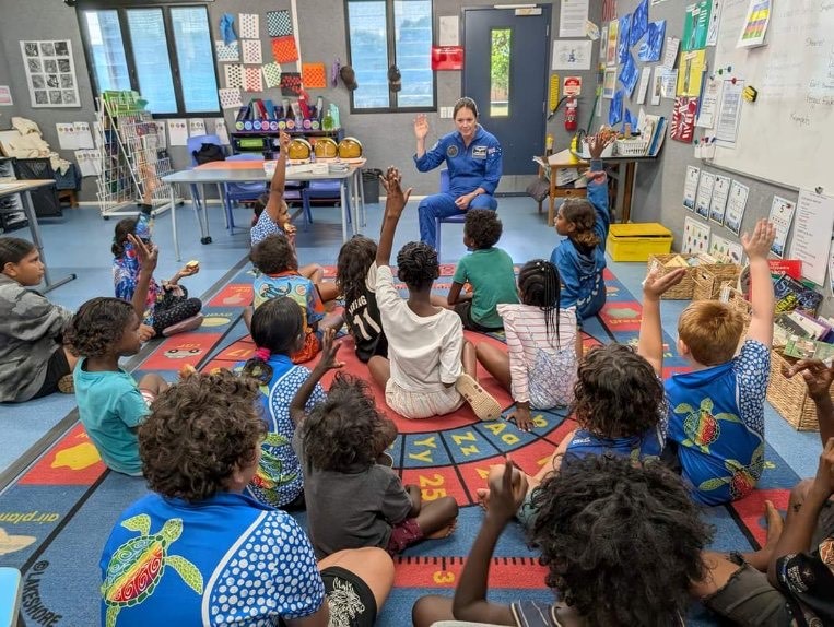 Katherine Bennell-Pegg with school kids in Northern Territory 