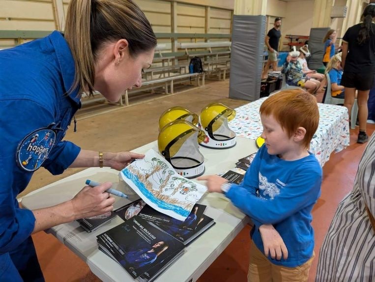 Katherine Bennell-Pegg with school student in Northern Territory