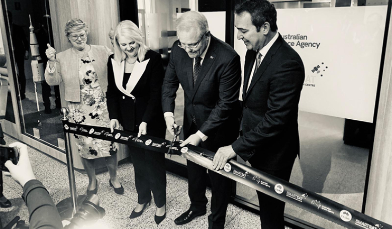 Photo of the Prime Minister and Agency leaders cutting the ribbon.